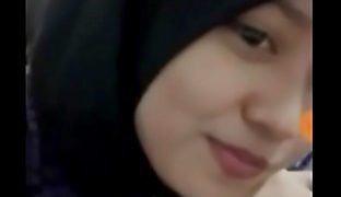 Rini Dedek Gemes Style Dengan Baju Motif Batik